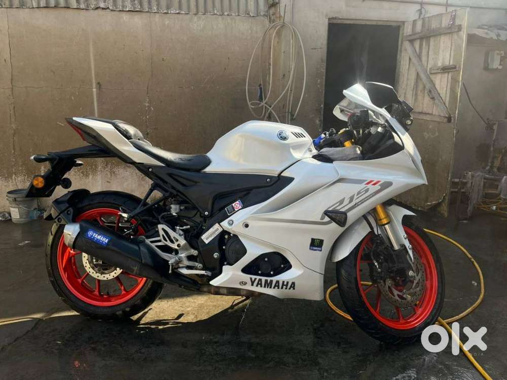 R15 v4 white( Quick shifter )