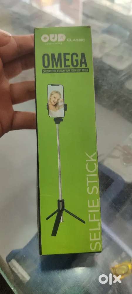 Selfie stick with bluetooth connecting