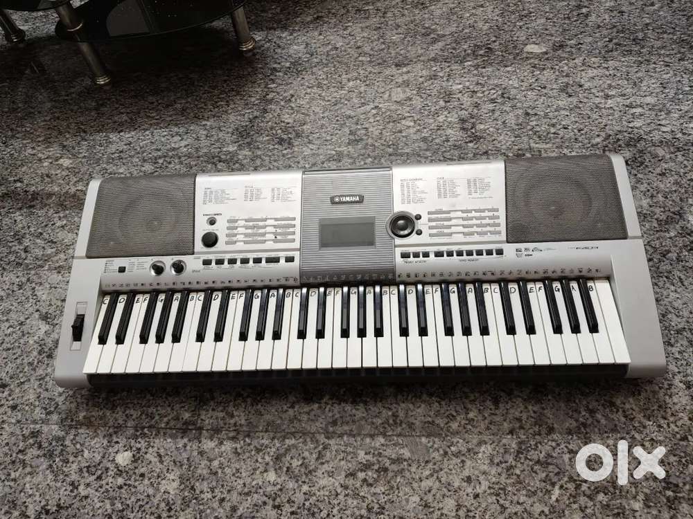 Yamaha PSR E403 , very good condition with adapter