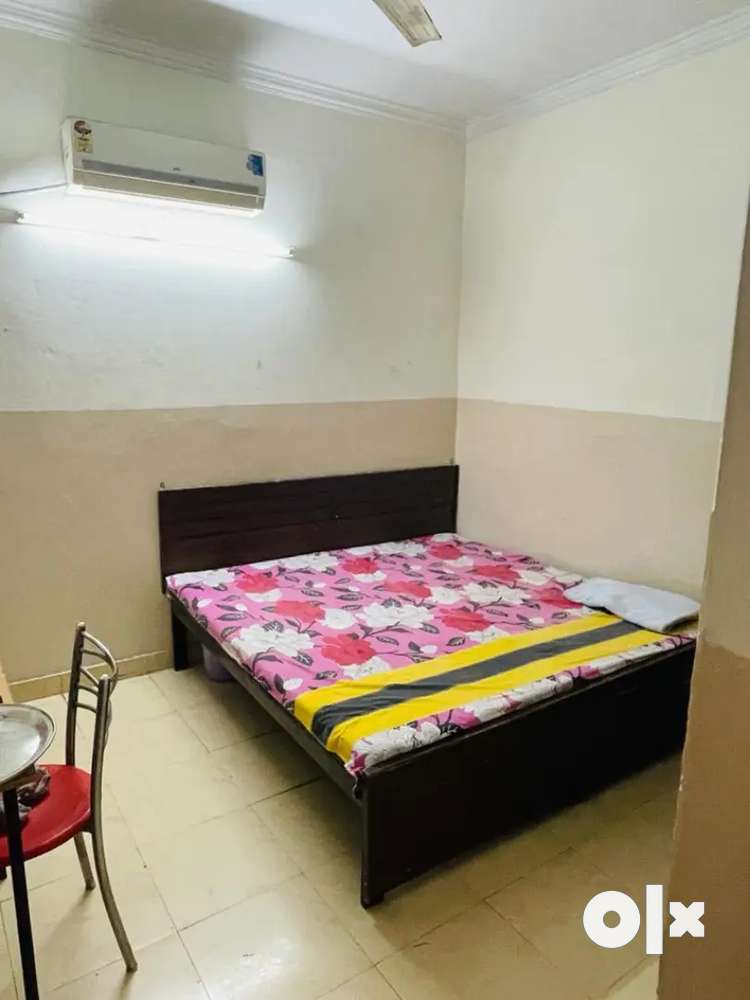 1bhk pg room for boys sector 34 35 32 33 industrial area 1 2