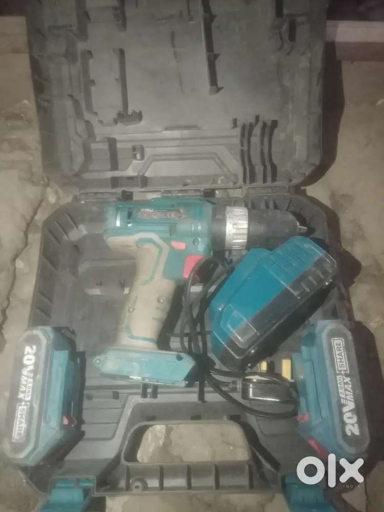 Total drill machine with two batterys 20v