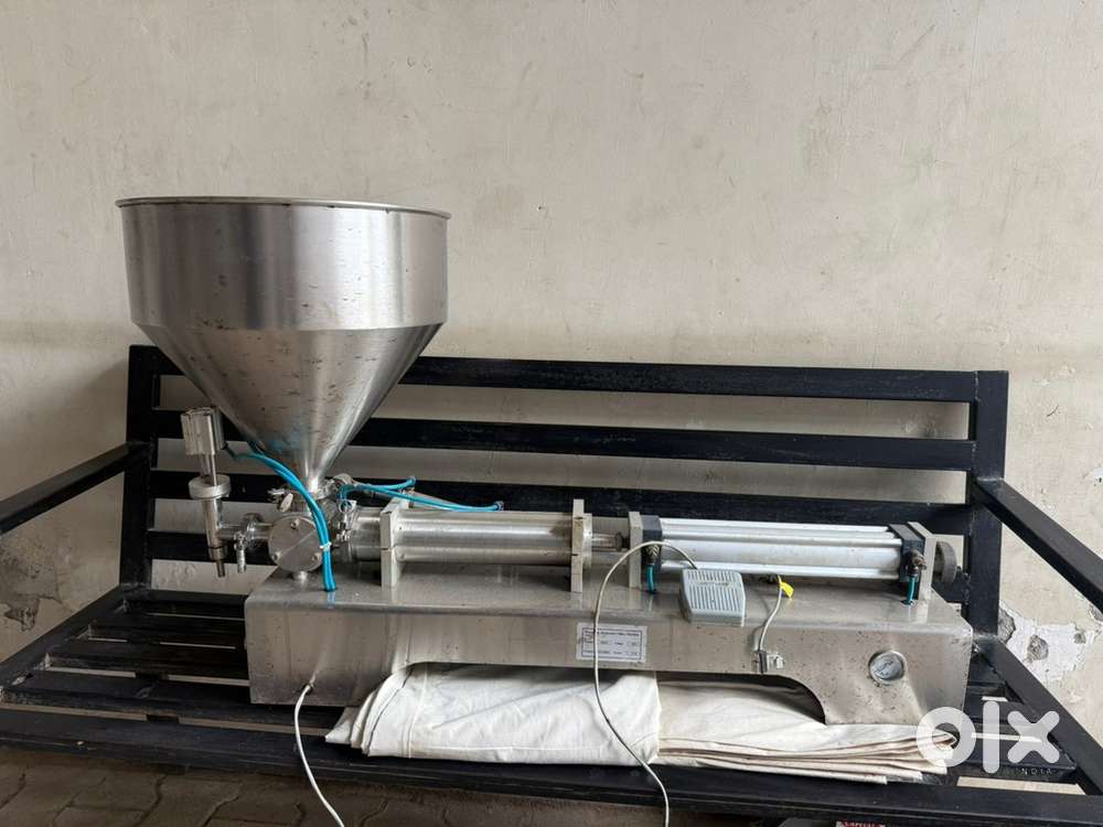 Piston filler / liquid filling machine