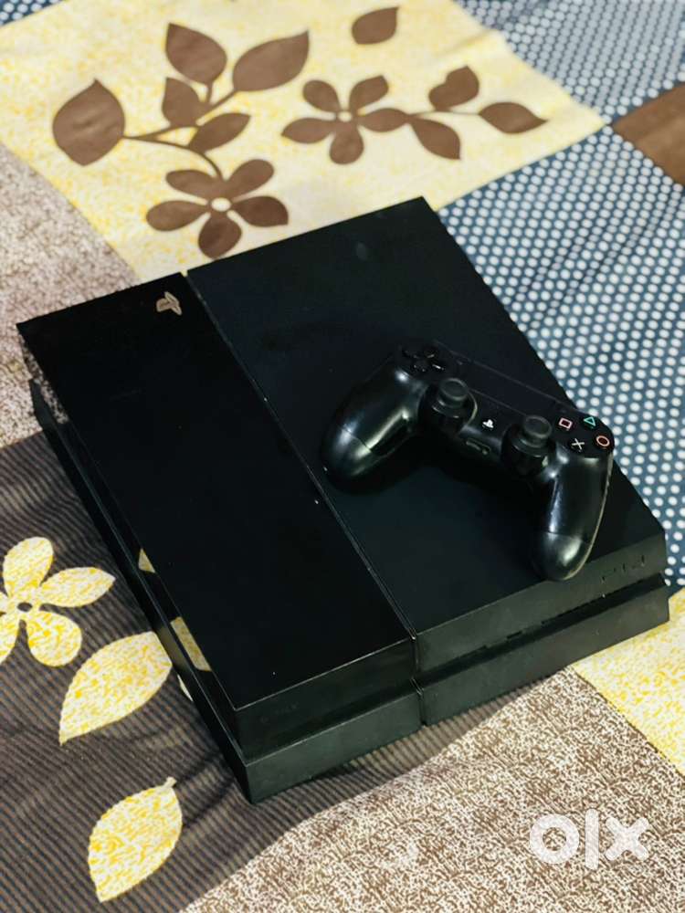 Ps4 fat 500gb in best condition with 3 games