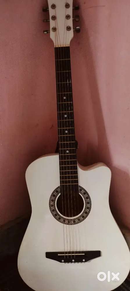 New condition guitar selling for room shifting