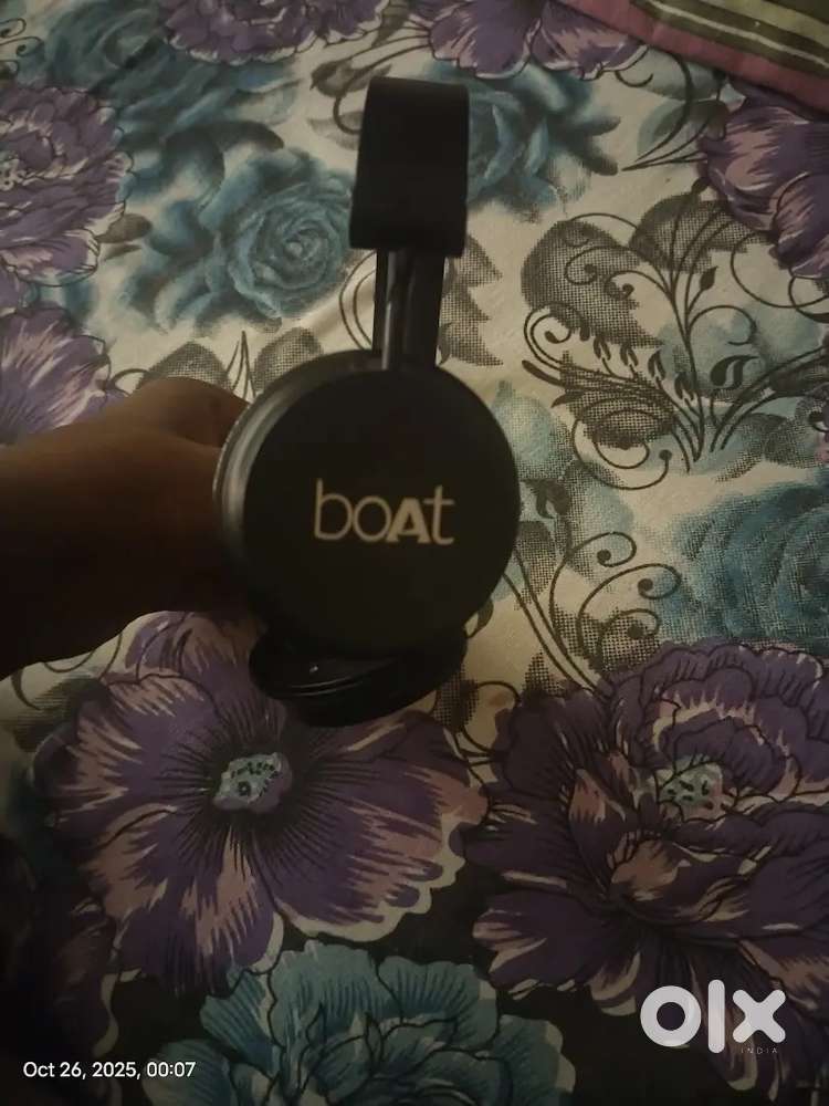 Boat headphones  model boat rockers 400 at base price of 1500
