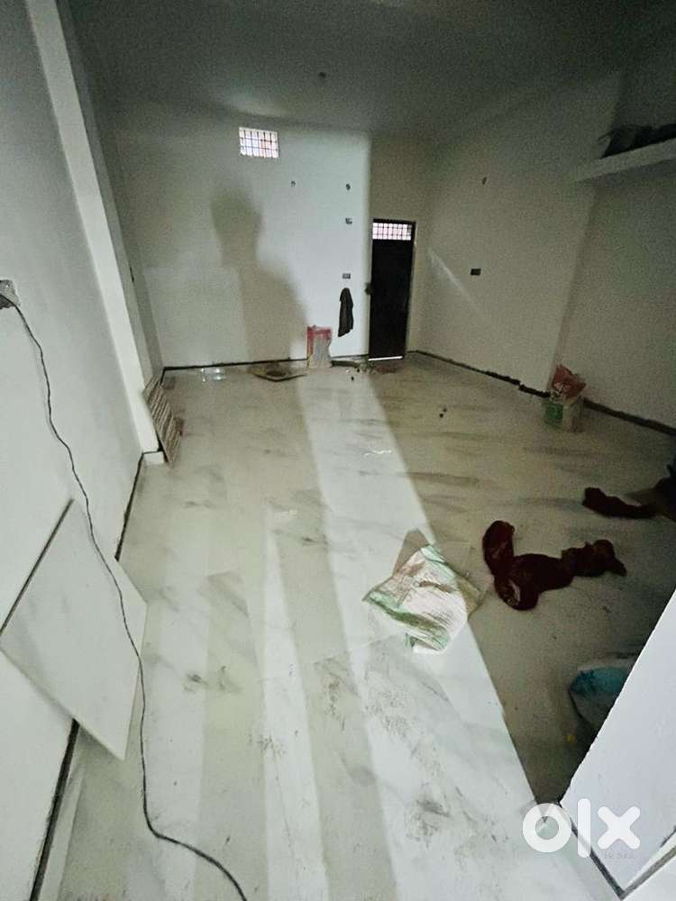 Godown/office for rent groundfloor @20k near metro station 100mtr