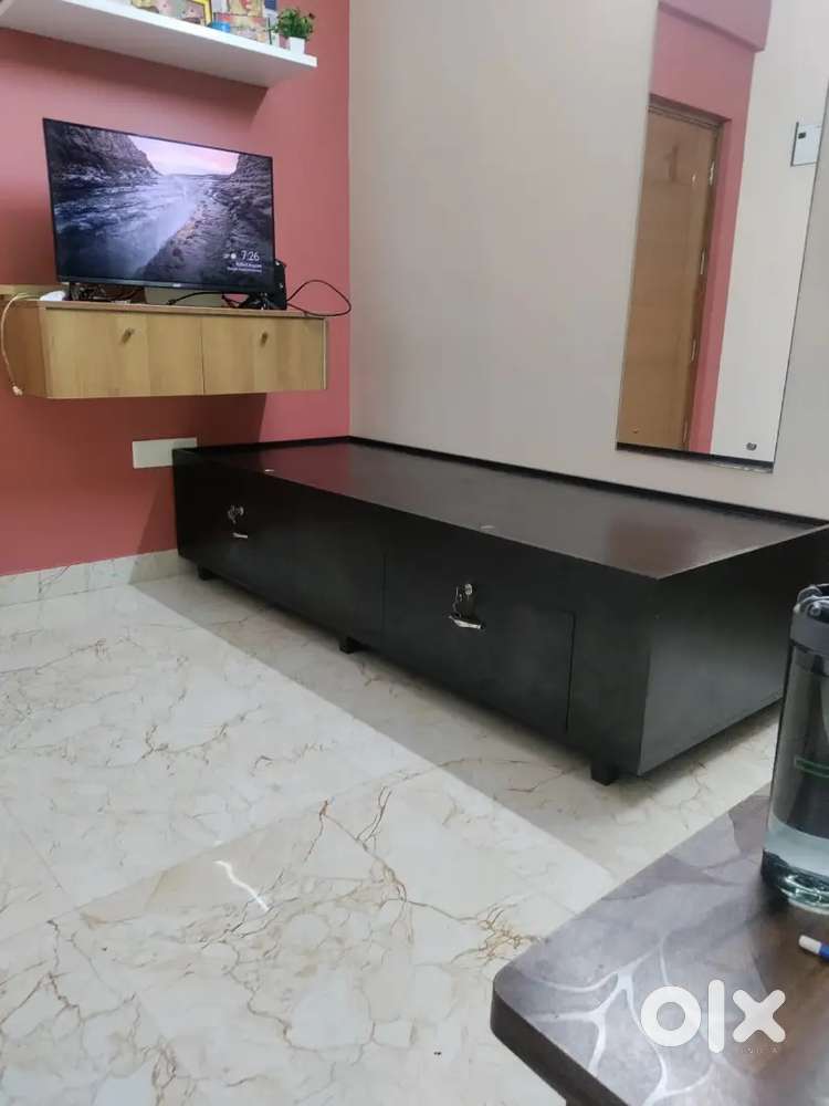 Diwan / Single cot with mattress