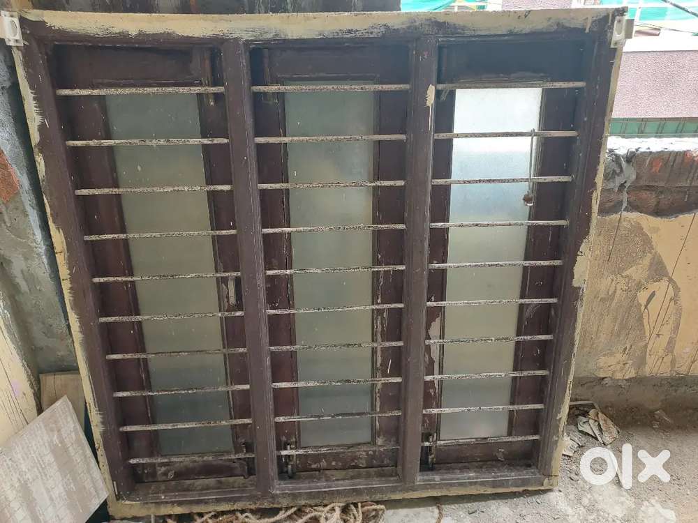 सागवान लकड़ी का दरवाजा 2 पीस लोहे की ग्रिल के साथ!