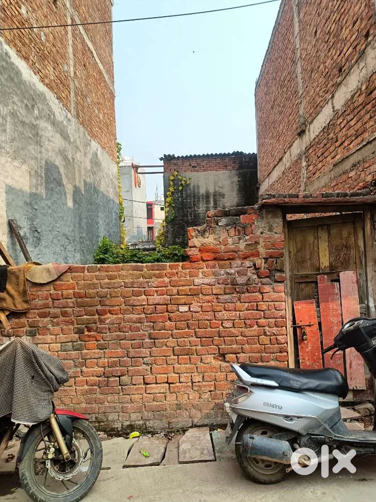 15 Bai 30 ka plot Hai yah 15 foot Gali Hai boundary aur rakhi hai khal