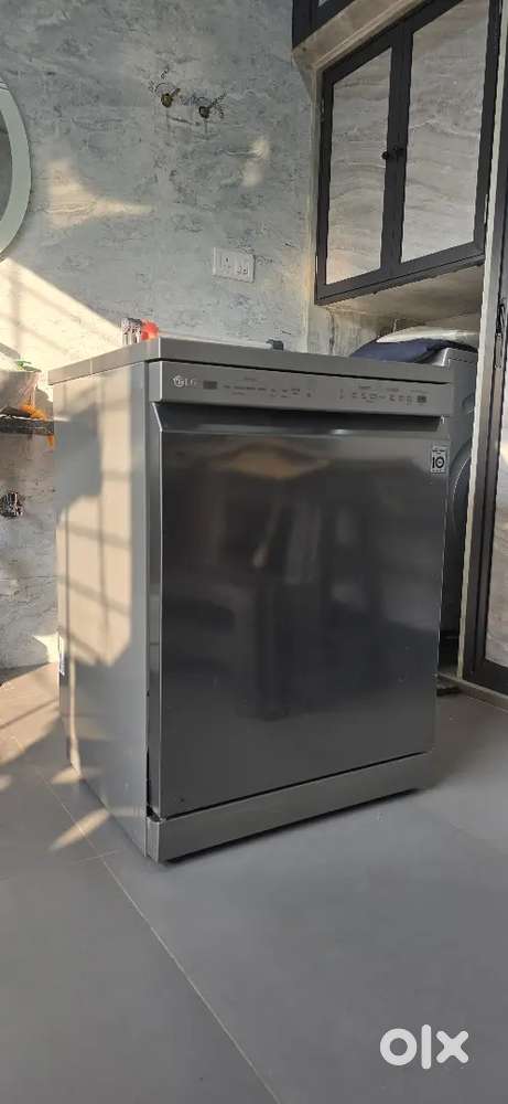 LG 14 Place Setting Dishwasher DFB424FP