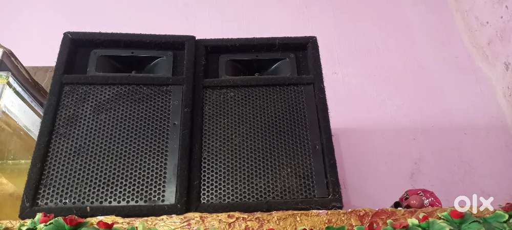 Two_8_inch    speaker  ka  box . nice  sound  only  two  sound  box