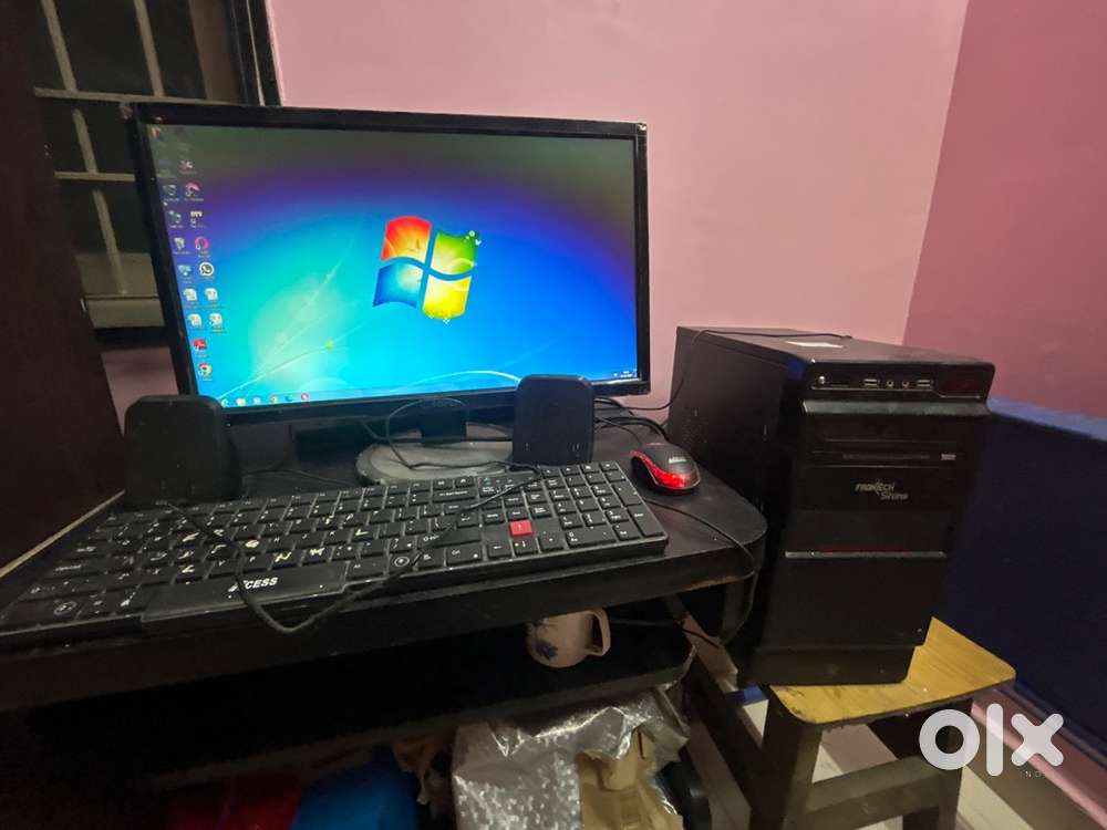 Windows 7,a 19 inch screen , cpu of frontech shine, and a key board