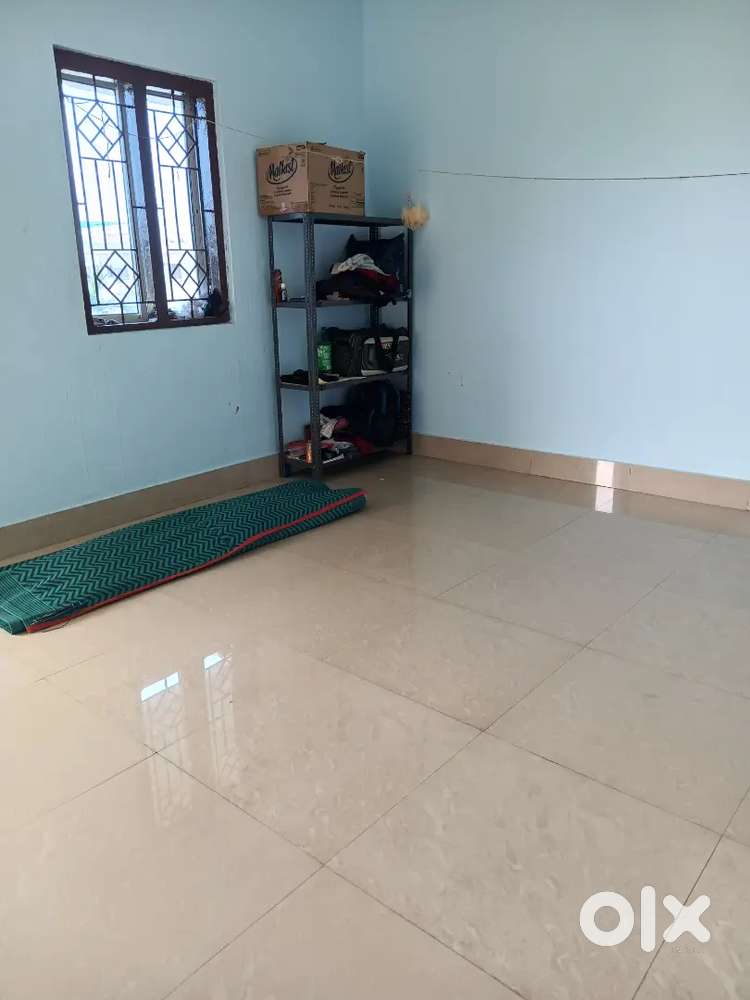 I need a female roommate