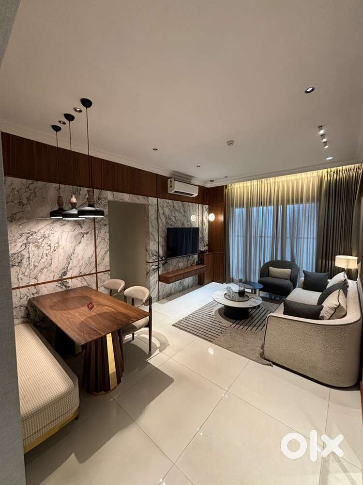 Flat near AMANORA MALL 2 BHK BIG CARPET