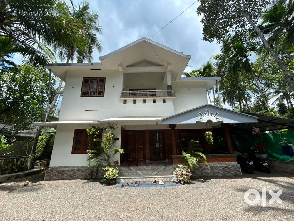 4BHK House in Prime Location – Vellote Angadi, Naduvannur