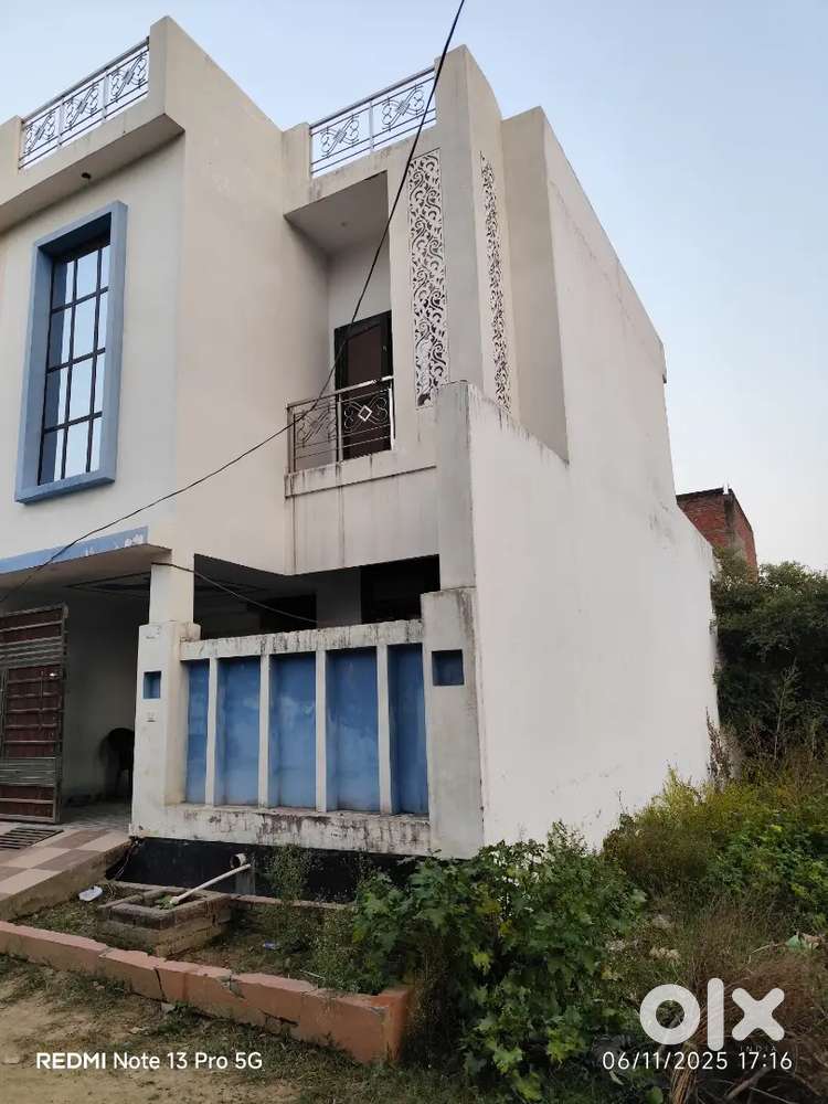 Main Road से 50m अन्दर Prime Location का घर