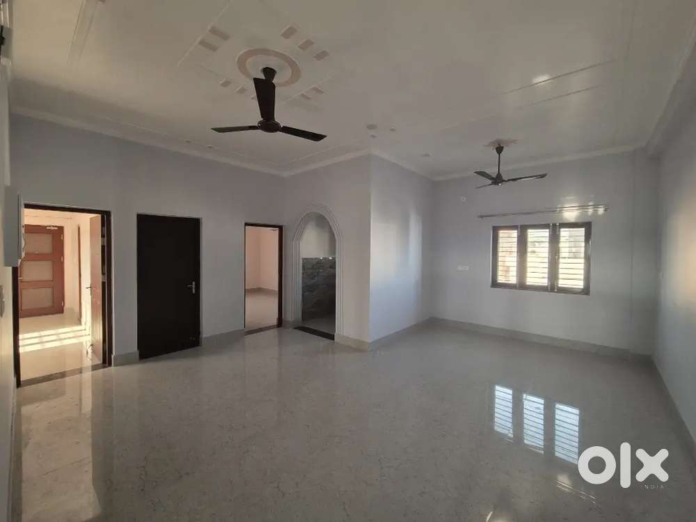 A spacious 2bhk flat on rent in Banjarawala with car parking