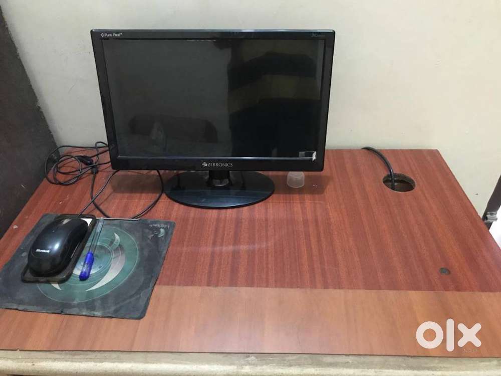 Computer in good condition without defect  with table