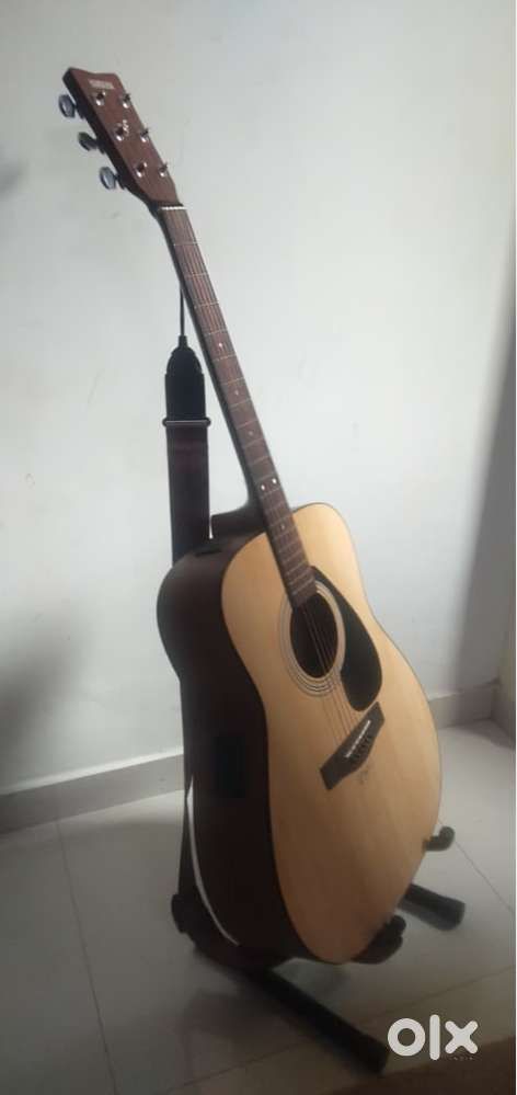 Yamaha FX280 Semi Acoustic Guitar with Bag, Capo & Strap