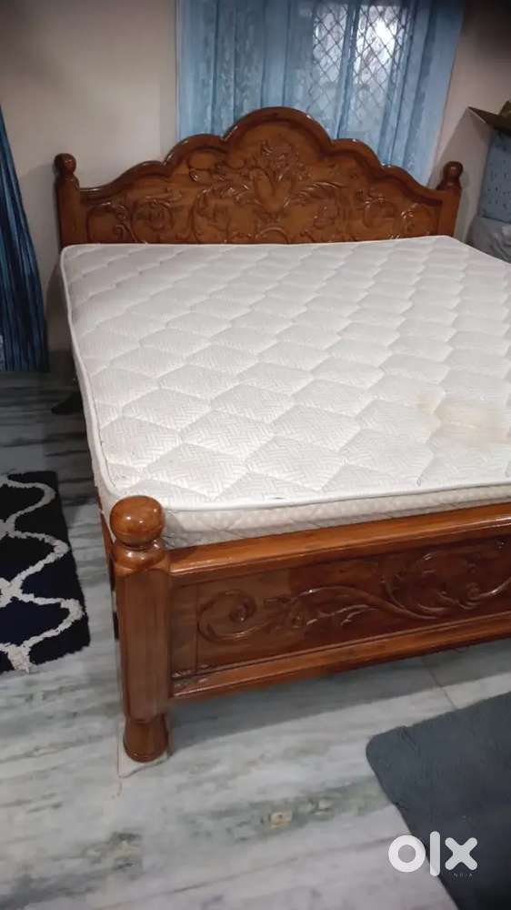 Sagwan wood king size bed -1 yr used only  6×6.5 feet with mattress