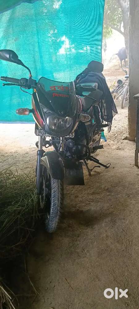 One hand use hai sab kuch ok hai koi dikkat nhi hai