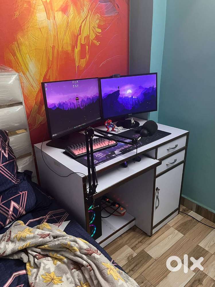 Excellent Condition White Computer Table