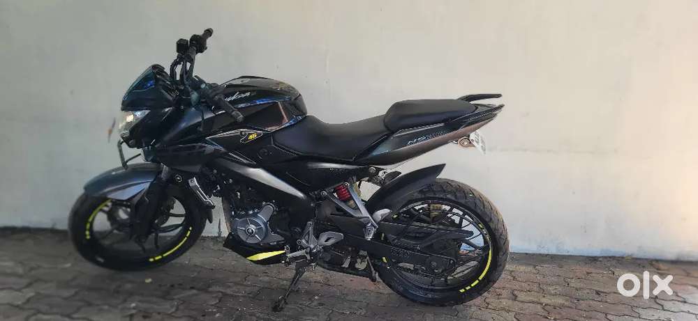 Pulsar ns 200 bs4 black 2017 ending model