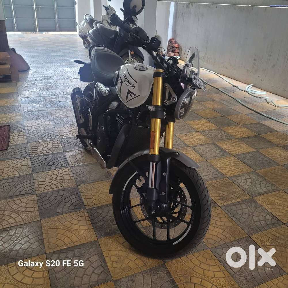 Speed 400 in new condition, less driven & accesorised.