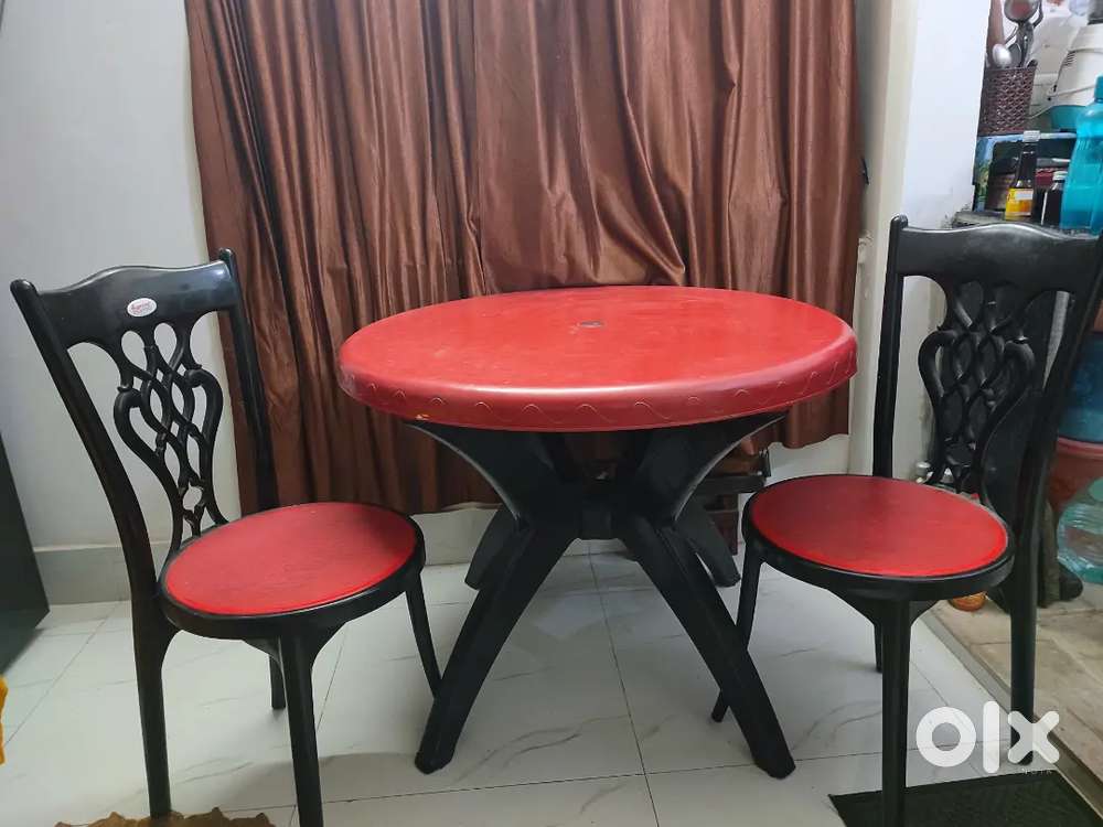 Round shape dinning table red  and black color