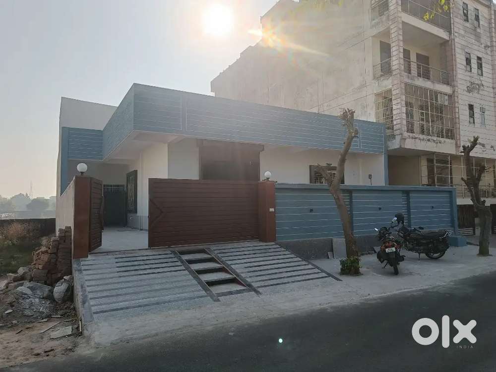 Ware house 40feet It is on the road, it also has sufficient car,mini