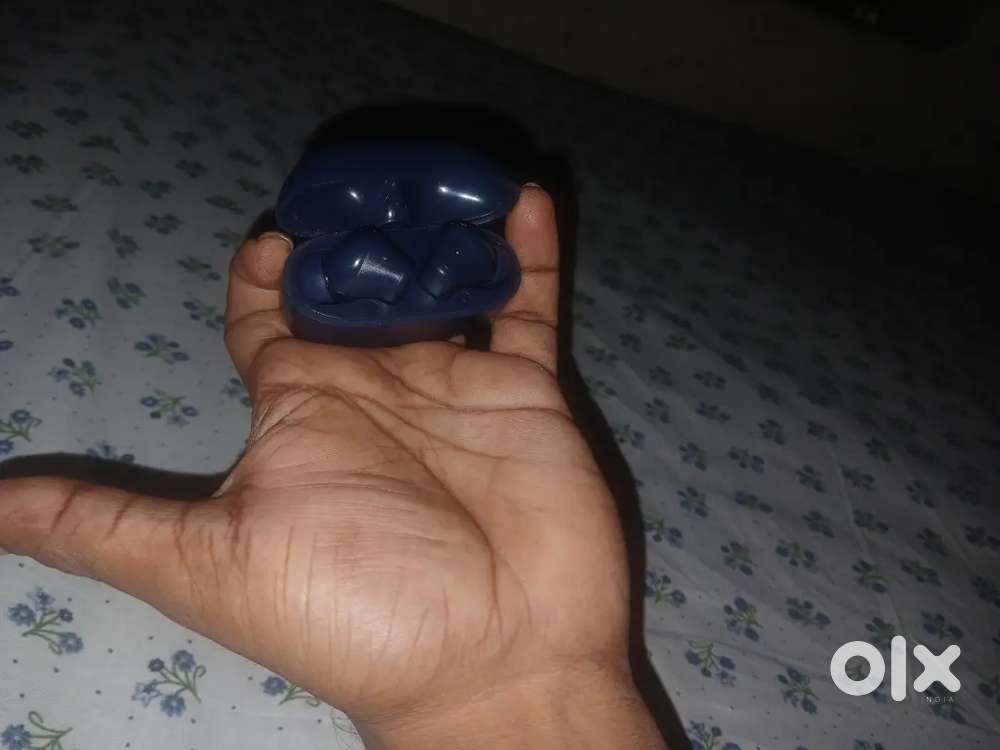 Airbuds bulutooth 3day old