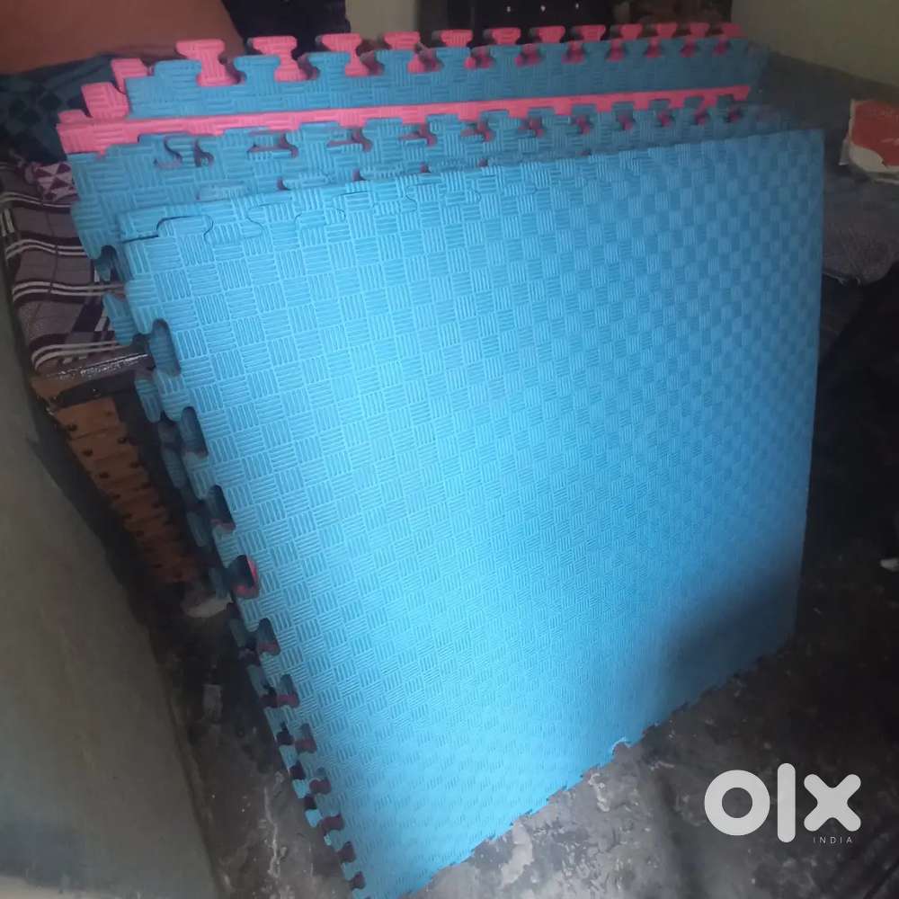 9 Sports mats  Size 1m × 1m  Thickness 2 - 2.5cm