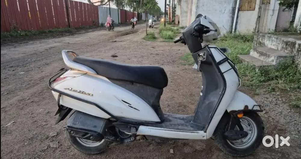 Well maintained white colour Activa 5g