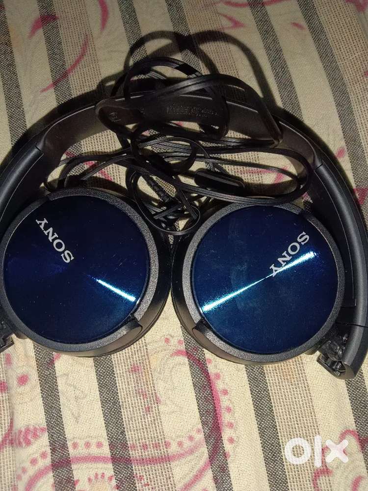 This headphone only 2 to 3 day used also this is original sony headph