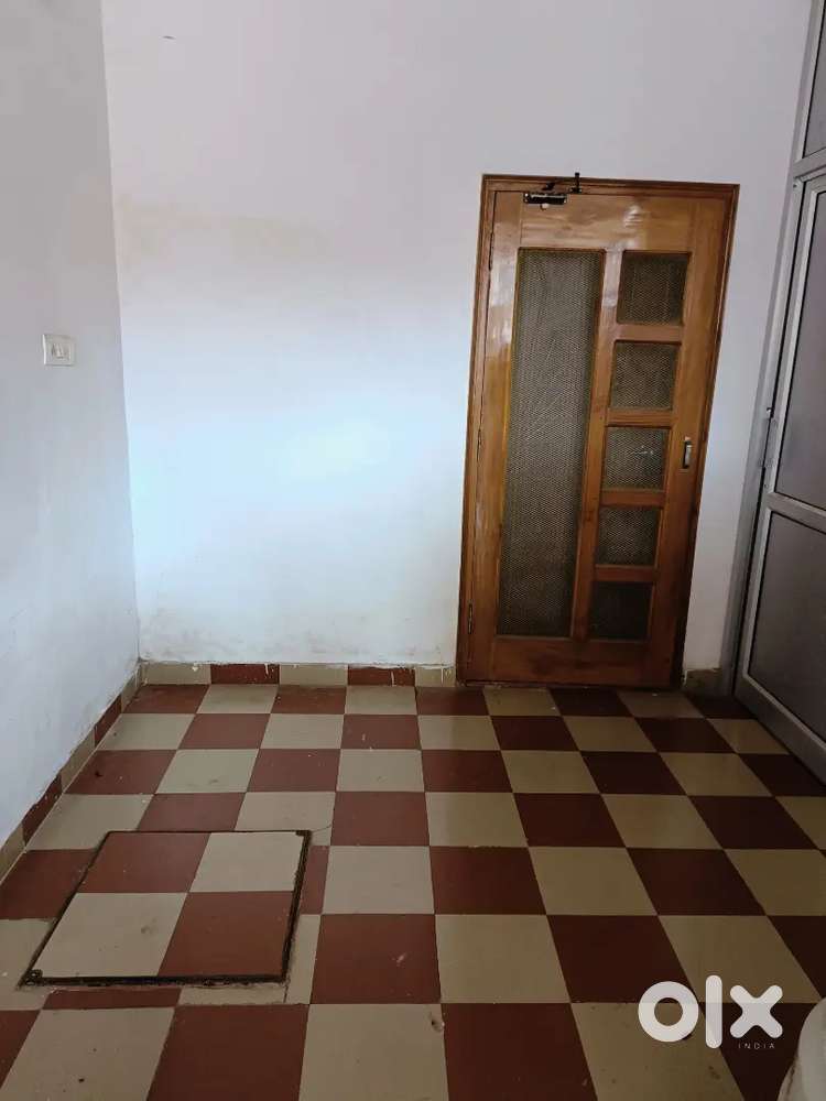 Single room available in Posh colony in laxman chowk