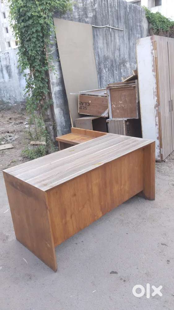 Office counter  sir upar se white marble.