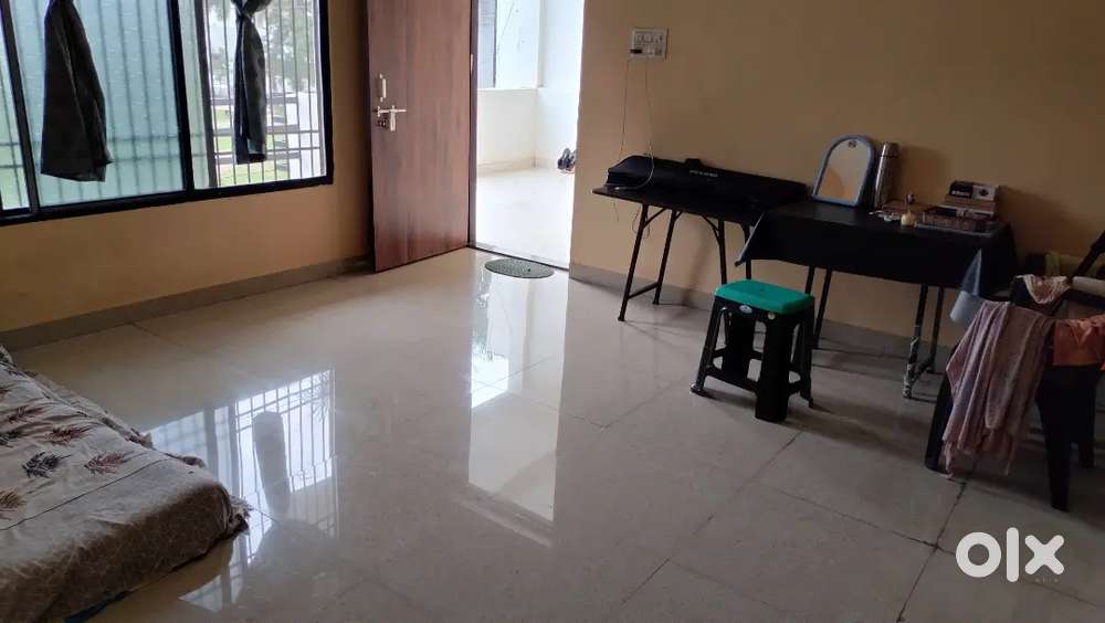 Female roommate chahiye arjent