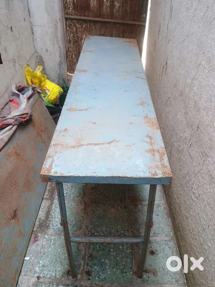Shadi dining table