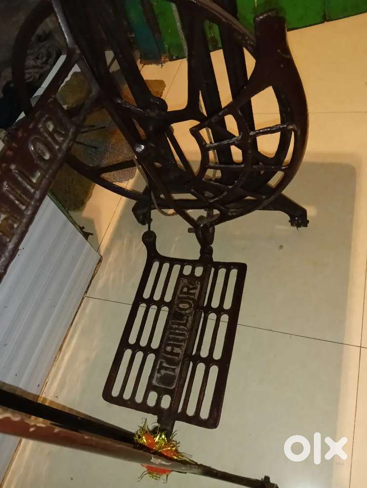 Santosh campany ka silai machine hai very good condition me