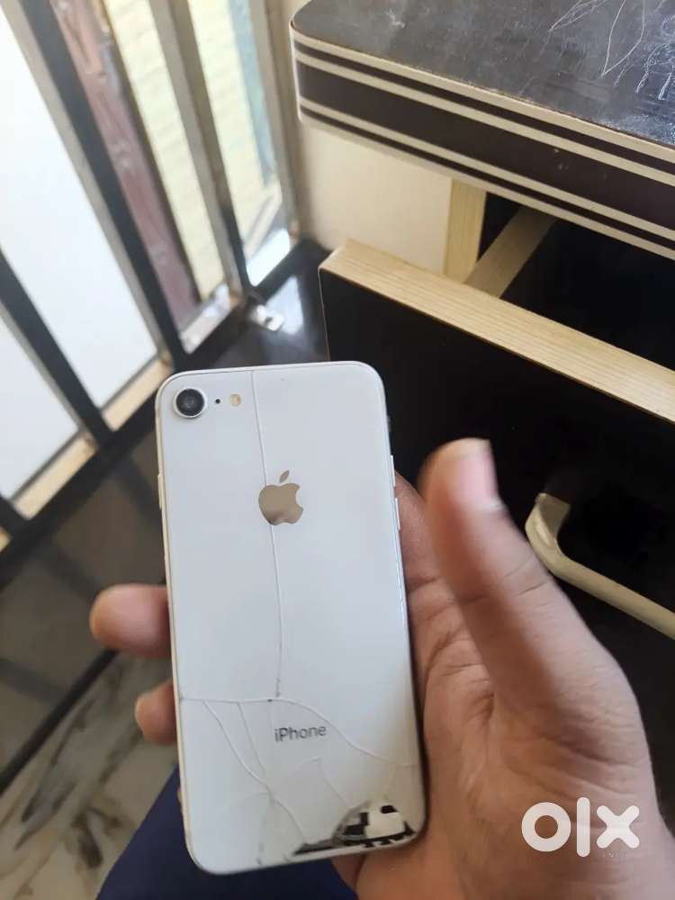 I phone 8 chalu nehi hora