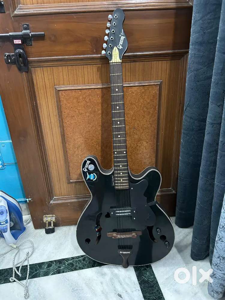 Semi-Acoustic Guitar in Great Condition. For Beginners & Performers