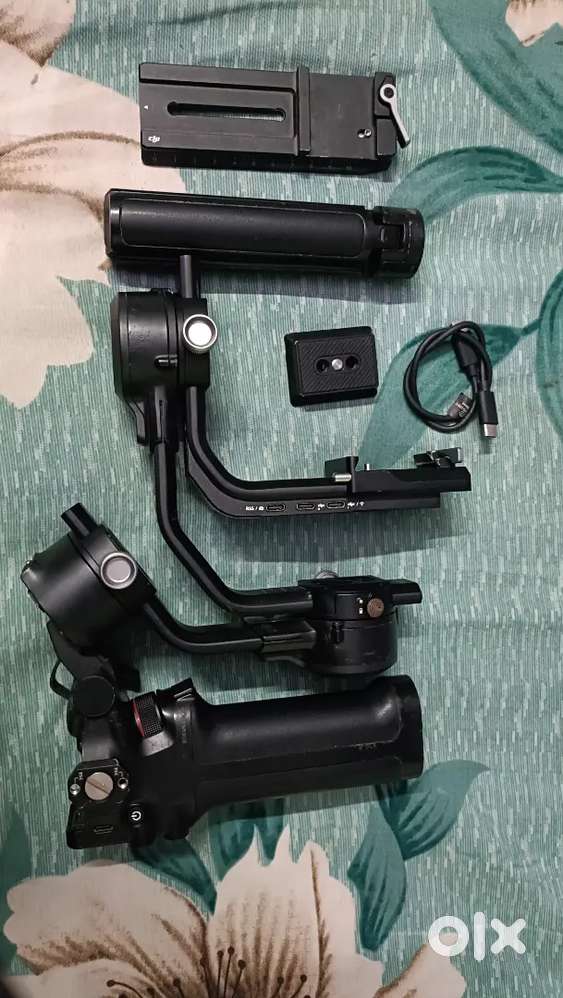 DJI RSC 2 Combo 3-Axis Gimbal Stabilizer for DSLR and Mirrorless
