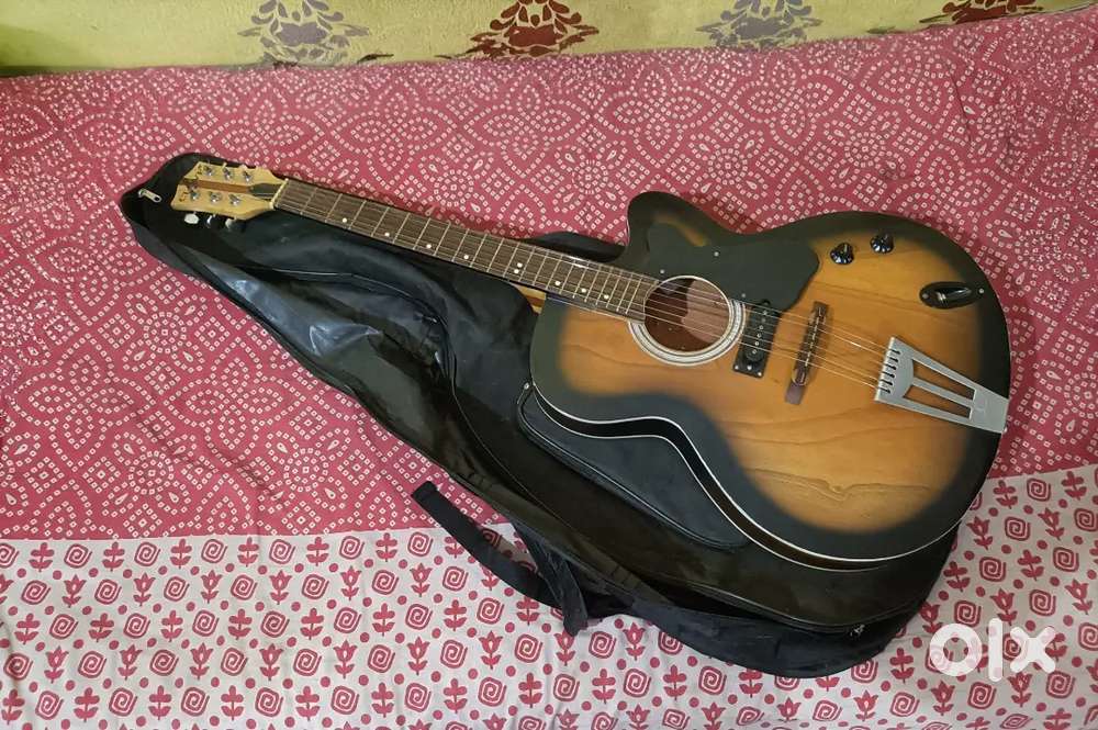 Clove Crown acoustic guitar, bought Oct 2025, barely used – with bag.