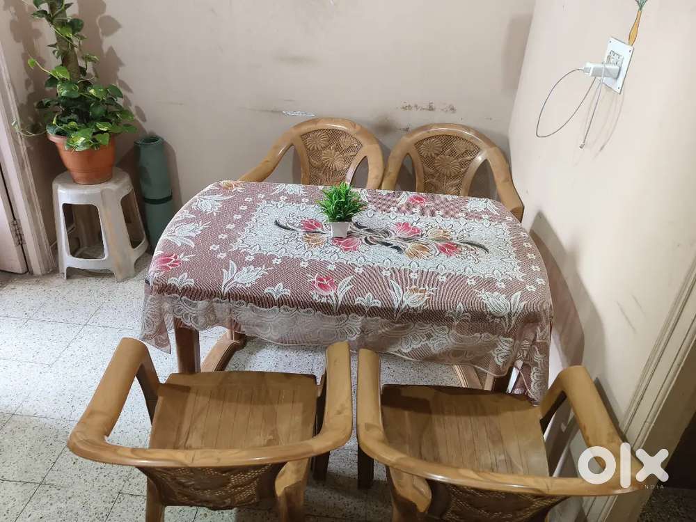 Nilkamal 4-Seater Fibre Dining Table Set – Excellent Condition