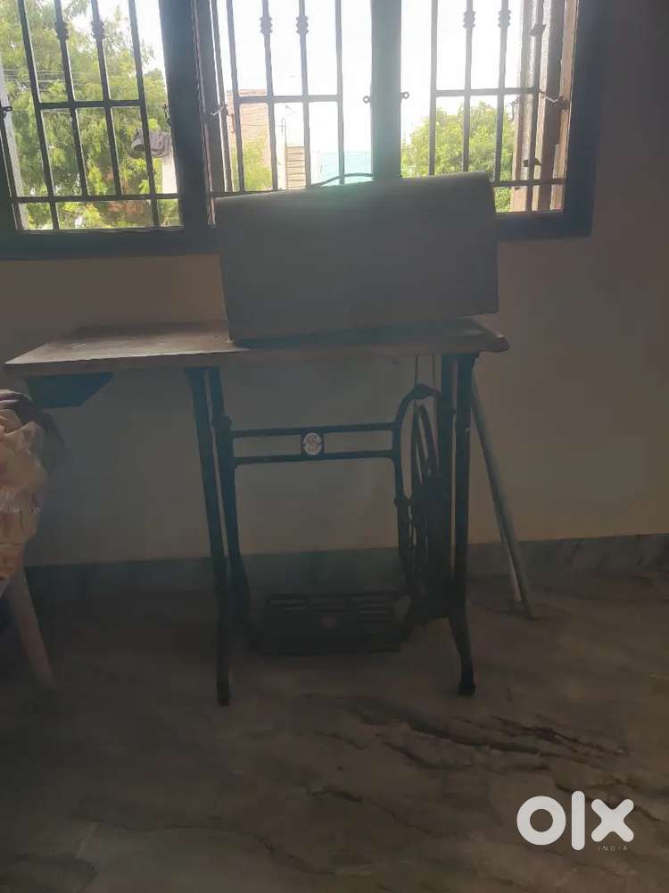 SEWING MACHINE