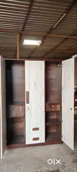 WELL FURNISHED 3 DOOR WARDROBE WITH WOODEN HANDLE