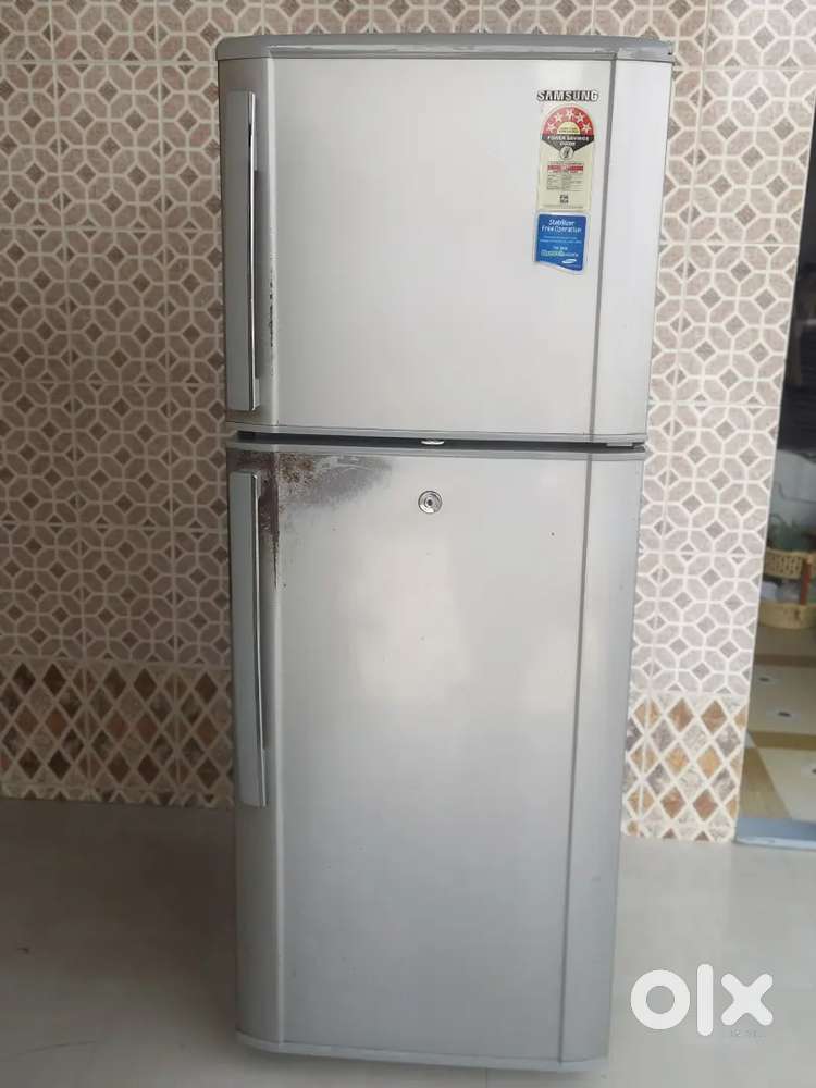 SAMSUNG 230 L DOUBLE DOOR REFRIGERATOR