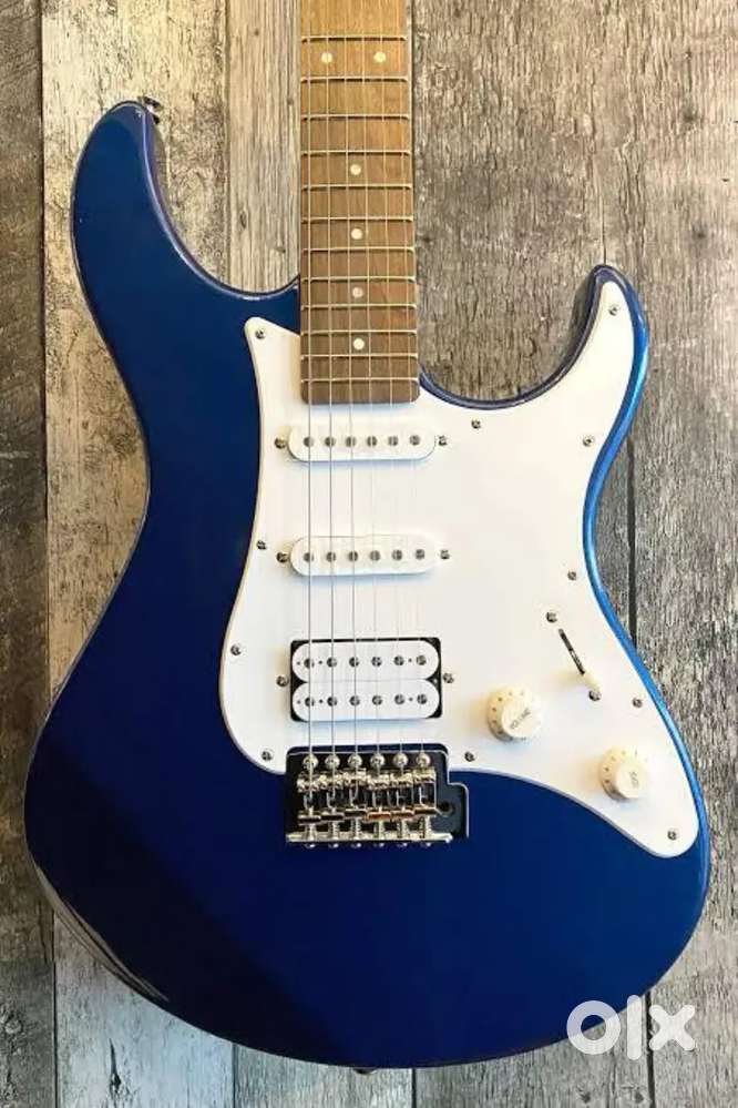 YAMAHA Spacifica PAC 012 Legendary Electric Guitari