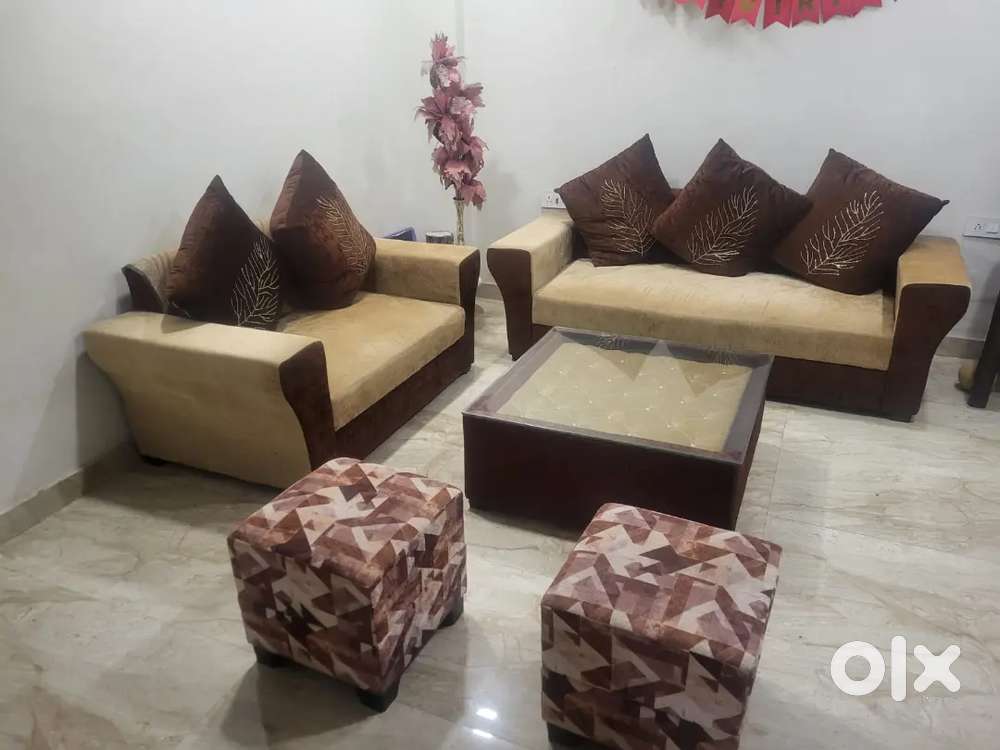 5 seater(3+2+2) sofa with puffies in excellent condition