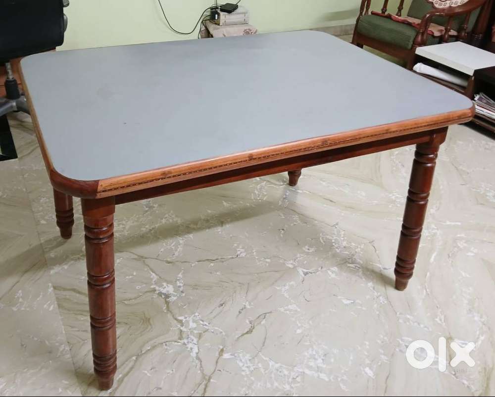 Dining table with 4 Chairs